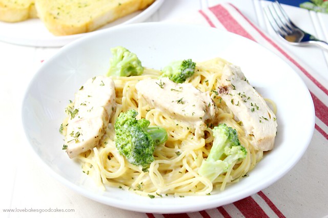 AD 10 to 15 minutes is all you need to make this Alfredo Chicken & Broccoli Skillet Pasta! This is one of the easiest dinner ideas ever! #EverydayEffortless