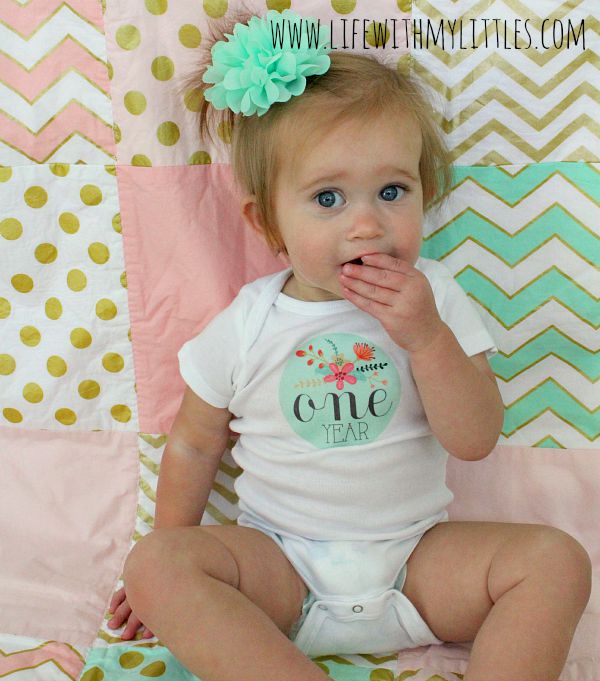 Monthly baby picture ideas to document your baby's growth! A great collection of ideas for taking monthly baby photos!