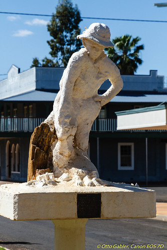 australia weary statue dualiso outback charleville sculpture queensland aus