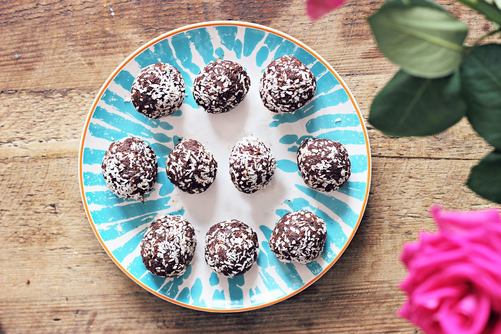 Gluten free vegan cacoa and coconut energy bounce balls recipe the little magpie