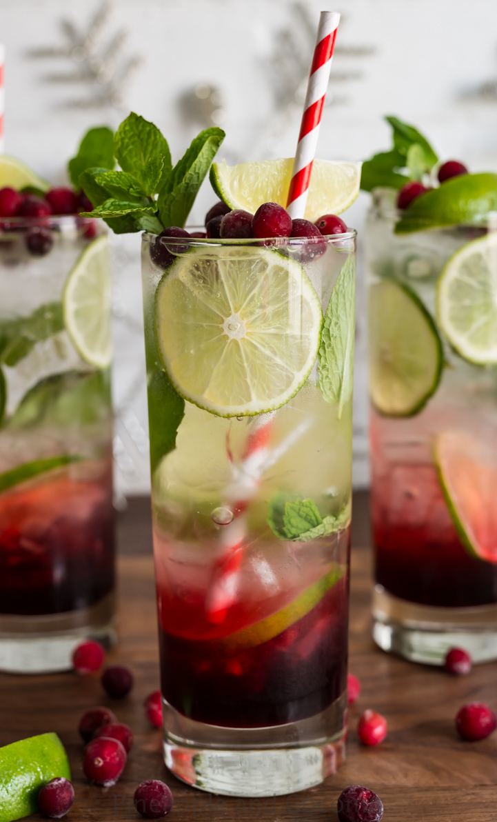 Spiced Hibiscus Cranberry Mojitos www.pineappleandcoconut.com #christmasweek