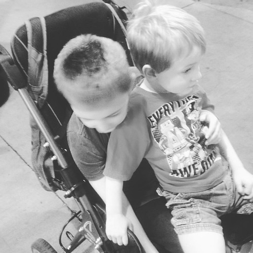 How #frenimies roll at the #hospital. #wheelchair #cerebralpalsy #hydrocephalusawareness #hydrocephalus #brother #siblings #hardmommyday #phoenixchildrenshospital
