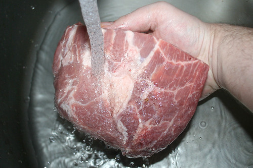 17 - Schweinefleisch waschen / Wash pork