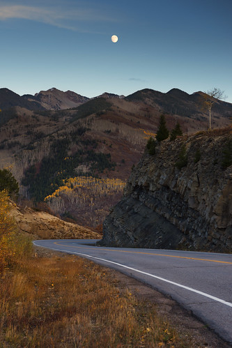 moon colorado rise road roadtrip fall autumn mountains uplift