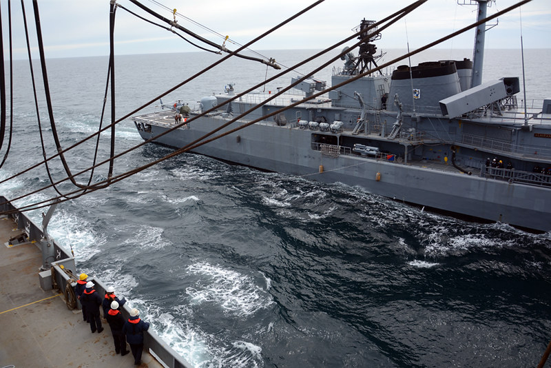 El buque logístico ARA “Patagonia” realizó reabastecimiento en el mar