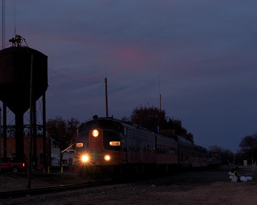 railroad oklahoma train evening dusk polarexpress locomotive streamlined bristow lastlight passengertrain excursiontrain iowapacific easternflyer iowapacific100