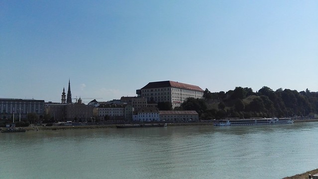 Blick über die Donau zum Schlossberg mit dem Schlossmuseum