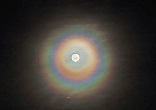 Lunar Coronae o Corona lunare- visibile in condizioni particolari di diffrazione con nubi sottili- Foto scattata in Argentina-