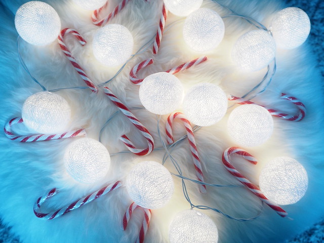 jouluvaloPB142081,jouluvaloPB142075, valot, lights, stripe, pallovalot, cotton lights, valkoinen, white, christmas, joulu, jouluvalot, christmas lights, merry christmas, hyvää joulua, karkit, karkki kepit, candy, candy cane, tikkukaramelli, punavalkoinen, raita,  