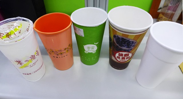 複合材質杯與保麗龍杯。左起 (1)PP+外層套PE發泡 (2)PP發泡 (3)外層紙杯，內層PE發泡 (4)外層紙杯，中層微膠囊發泡球，內層PE膜 (5)保麗龍杯