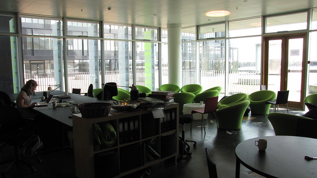 Pokój nauczycielski w Orestad College w Kopenhadze (Dania)