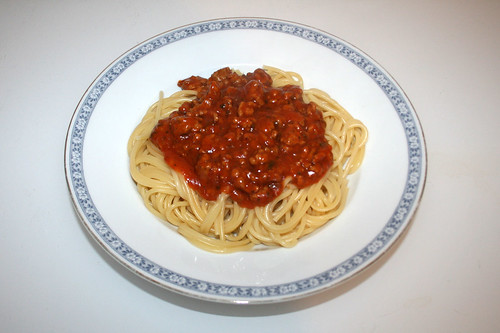10 - Spaghetti with ground meat tomato sauce - Served / Spaghetti mit Hackfleisch-Tomatensauce - Serviert