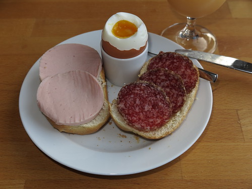Fleischwurst und Mettwurst auf Brötchen zum Frühstücksei