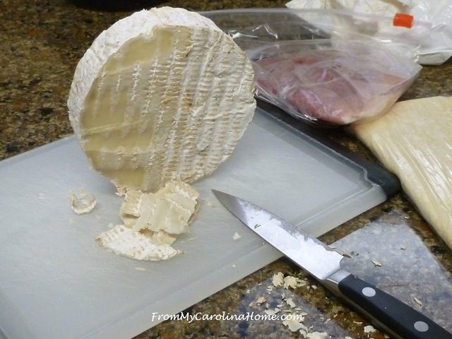 Brie Prosciutto Appetizer in Puff Pastry
