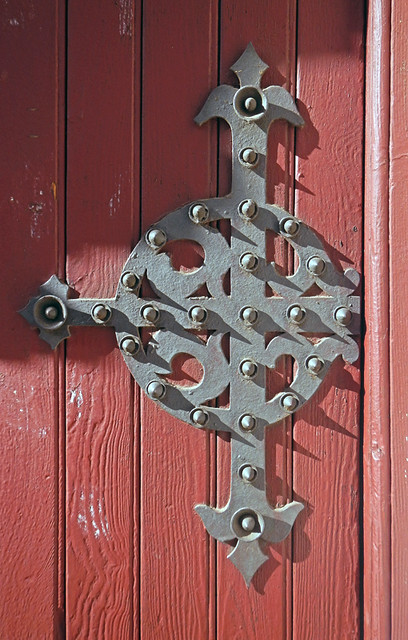Spanish Wooden Door with Decorative Metal Hinge (Toledo)