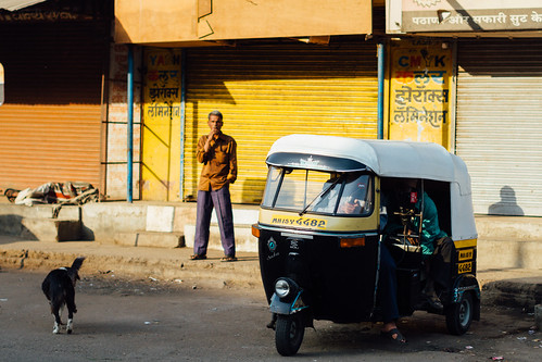 morning dog india man sunrise smoking maharashtra autorickshaw nashik smokingcigarette adamcohn wwwadamcohncom austorickshaw