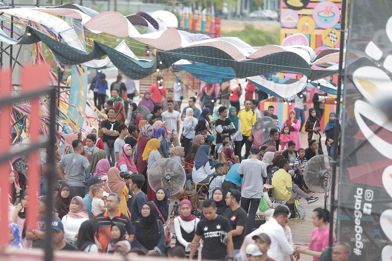 Orang Ramai Berpusu-Pusu Memasuki Ruang Gegaria Festival