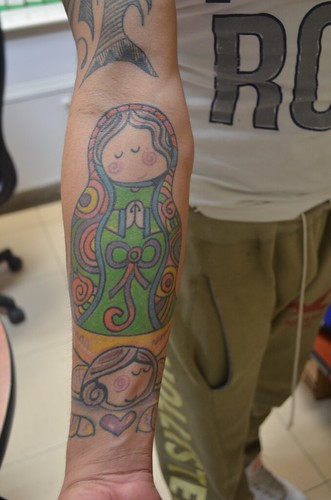 Tatuaje de la Virgen de Guadalupe al estilo “Virgencita Plis” en el brazo de un interno del CEVARESO.