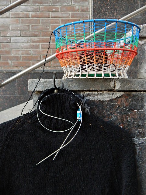 Чёрный хлопковый свитер спицами регланом снизу вверх по описанию Элизабет Циммерманн | Black cotton knitted sweater. Pattern - Elizabeth Zimmermann