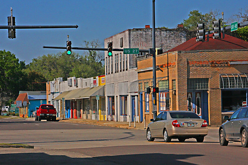 downtown downtownwilliston levycounty usroute27 us27 stateroad45 sr45 stores shops vendors localbusinesses intersection cars buildings colorfulstorefronts shop barbershop pawnshop 2hrparkingsign speedlimit35sign usroute41 route41 nobleavenue mainstreet mainst nobleave absolutecenteroftown cityofwilliston centeroftown businessdistrict trucks trafficlights streetsigns