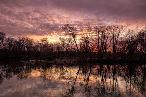 2018 march kevinpovenz westmichigan michigan ottawa ottawacounty ottawacountyparks sunrise early cold morning morningsky trees clouds pink yellow river grandravinesnorth grandriver water reflection canon7dmarkii