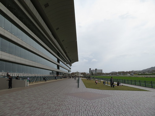 福島競馬場のスタンド前の光景