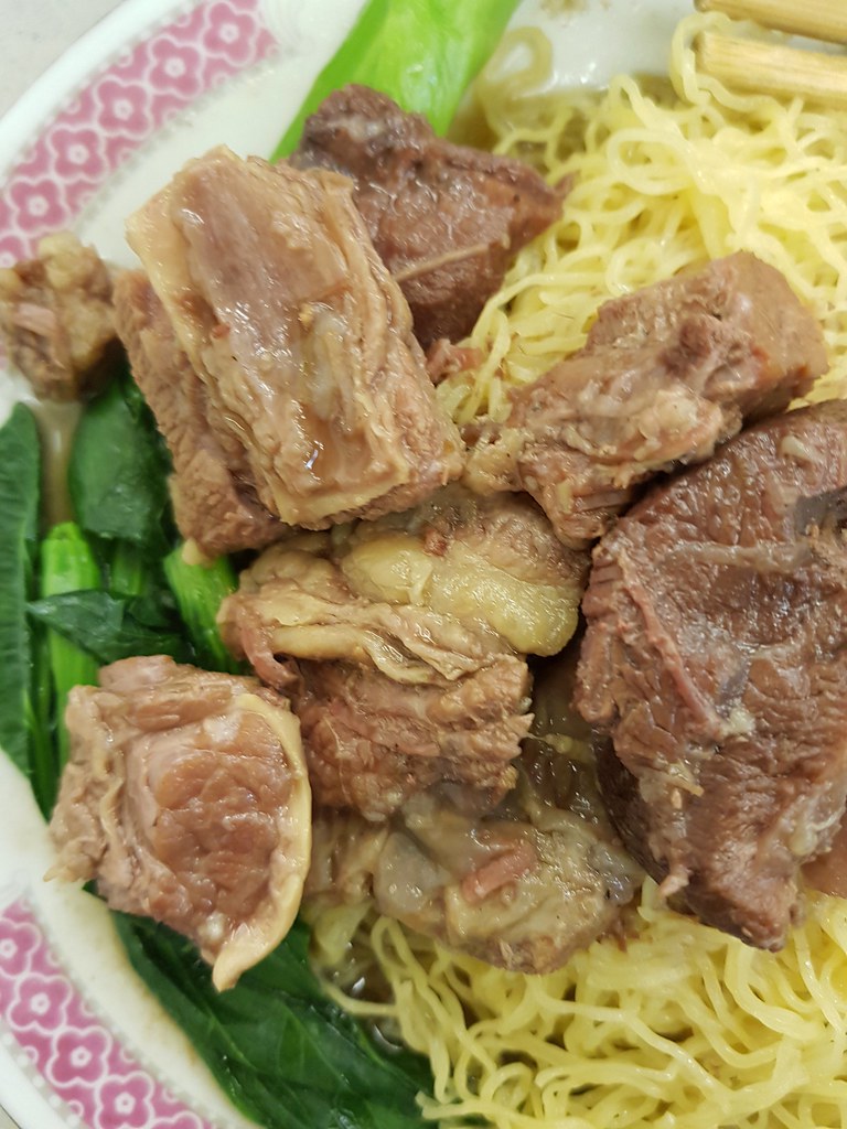 牛腩撈麵 Beef brisket dry noodle $25 熱奶茶 Milktea $16 @ 雲吞生麵食 九龍深水埗 北河街 Sham Shui Po Pei Ho Street