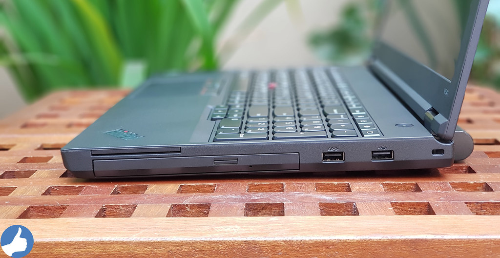 Cạnh phải ThinkPad W541 - 2 cổng USB 3.0, Smart Card Reader và DVD