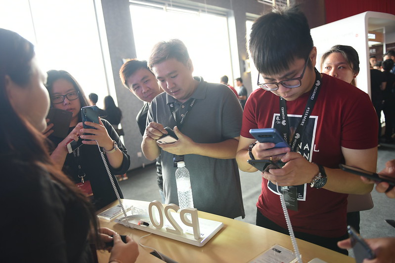 8. Guests Having First-Hand Experience On The Huawei P20 And P20 Pro