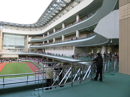 福島競馬場の３階のパドックを見下ろすバルコニー