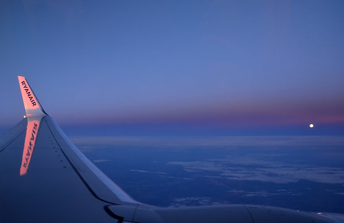 fullmoon bluemoon moonrise boeing 737 aircraft nikond5200 tamron16300mm sunset winglet horizon flight avion lune pleinelune ryanair
