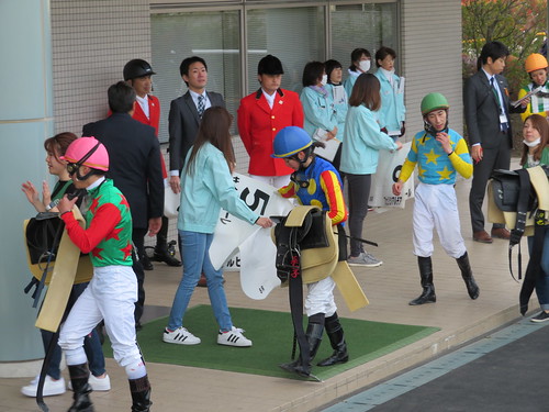 福島競馬場の検量室に引き上げる騎手たち