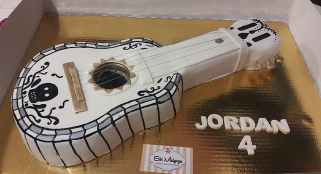 Guitar Cake by Pasteleria Deluxe Monterrey
