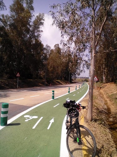Nuevo tramo de carril bici en Montequinto en el acceso a la UPO