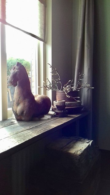 Houten paard op vensterbank