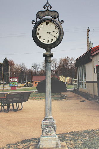 952 clock old thompsonvilleillinois illinois southernillinois outdoors canont1i affinityphoto place travel tourism time