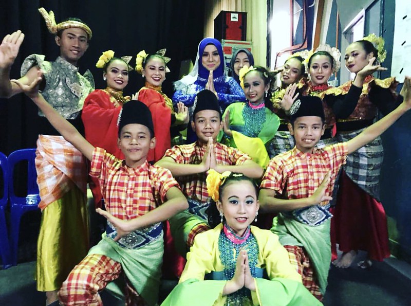 Noraniza Idris Bersama Kumpulan Penari Malay World Cultural Paradise