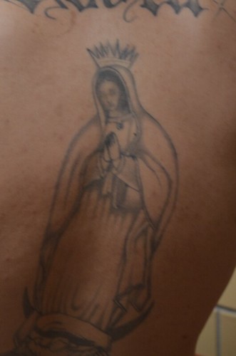 Tatuaje de la Virgen de Guadalupe en la espalda de un interno del CEVARESO.