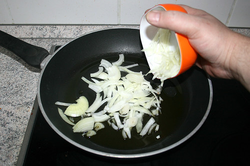 11 - Zwiebelringe in Pfanne geben / Piut onion slices in pan