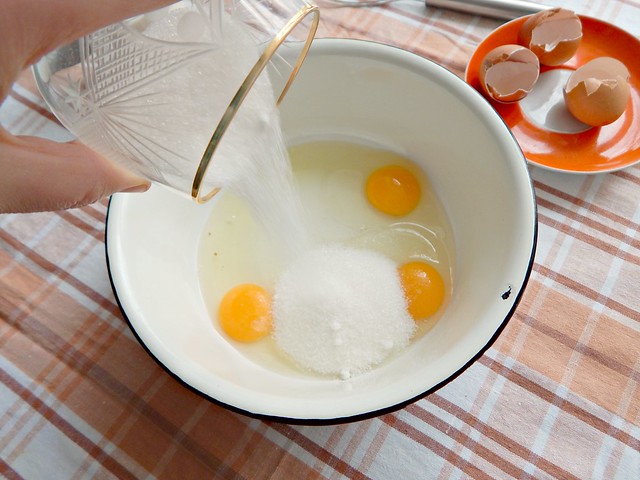 шарлотка-сахар-в-яйца
