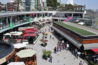 Lima - Larcomar Mall crowd