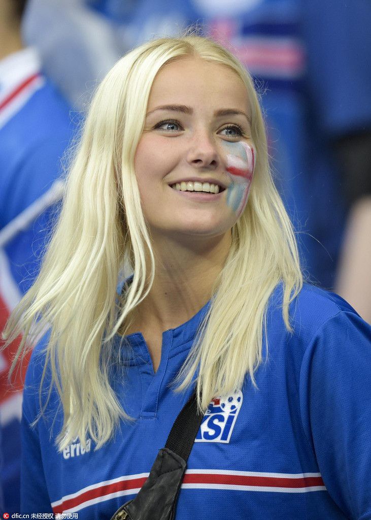 Blonde Islandic Football Woman  Just Normal Woman In -4654