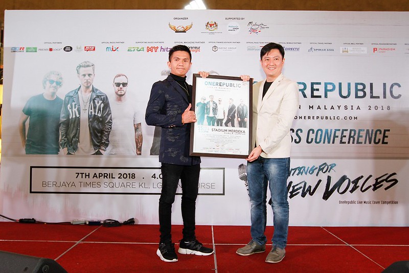 WGW Entertainment Managing Director Hendrick Huang presents a framed poster to Universal Muisc Malaysia & Singapore Managing Director Kenny Ong