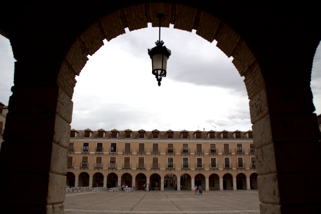contraluz en la plaza mayor de Ocaña (Toledo)