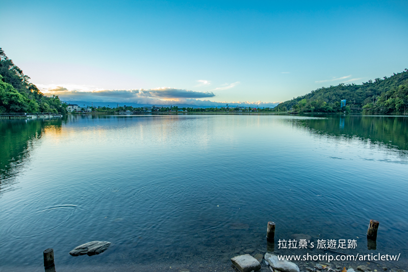 宜蘭冬山鄉梅花湖，靜享湖光、山色、夕陽，一起騎著單車環湖、搭船遊湖，感受這片迷人的湖景