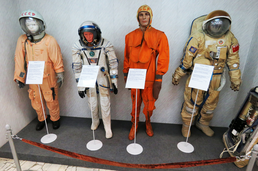 Какого цвета был скафандр юрия. Московский музей космонавтики скафандр Гагарина. Скафандр Гагарина в музее космонавтики.