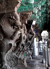 Wnętrze świątyni Sri Meenakshi