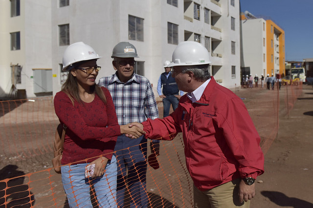 Intendente Quezada y ministro Monckeberg visitaron las obras del conjunto habitacional Cerro Tarapacá en Alto Hospicio.