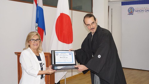 Recibo un diploma y una insignia del Nihon Gakko de manos de su vicerrectora.