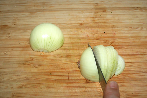 53 - Zwiebel in Spalten schneiden / Cut onion in stripes